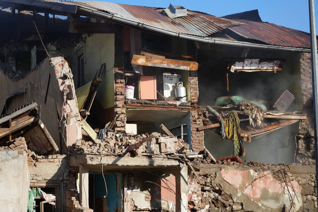 Erzurum'da doğalgaz patladı, ortalık savaş alanına döndü!  2 ev çöktü 11
